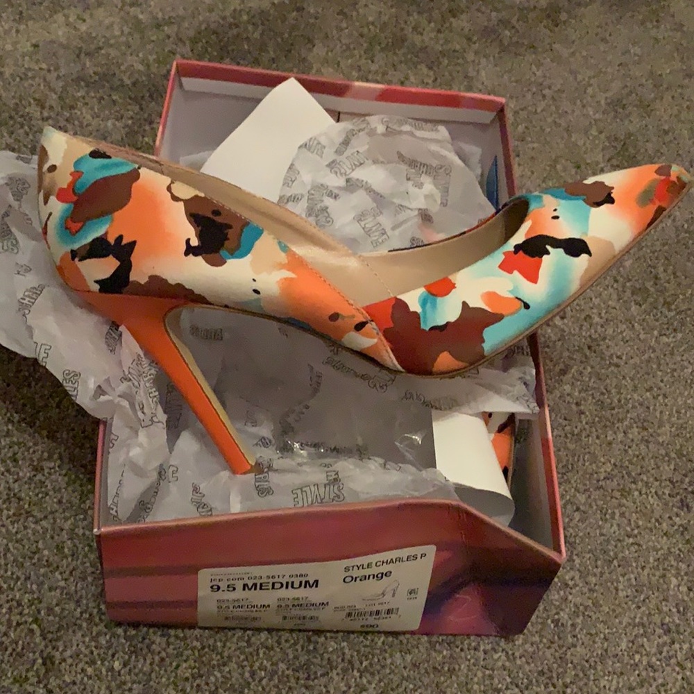 Style Charles orange, blue, black heels